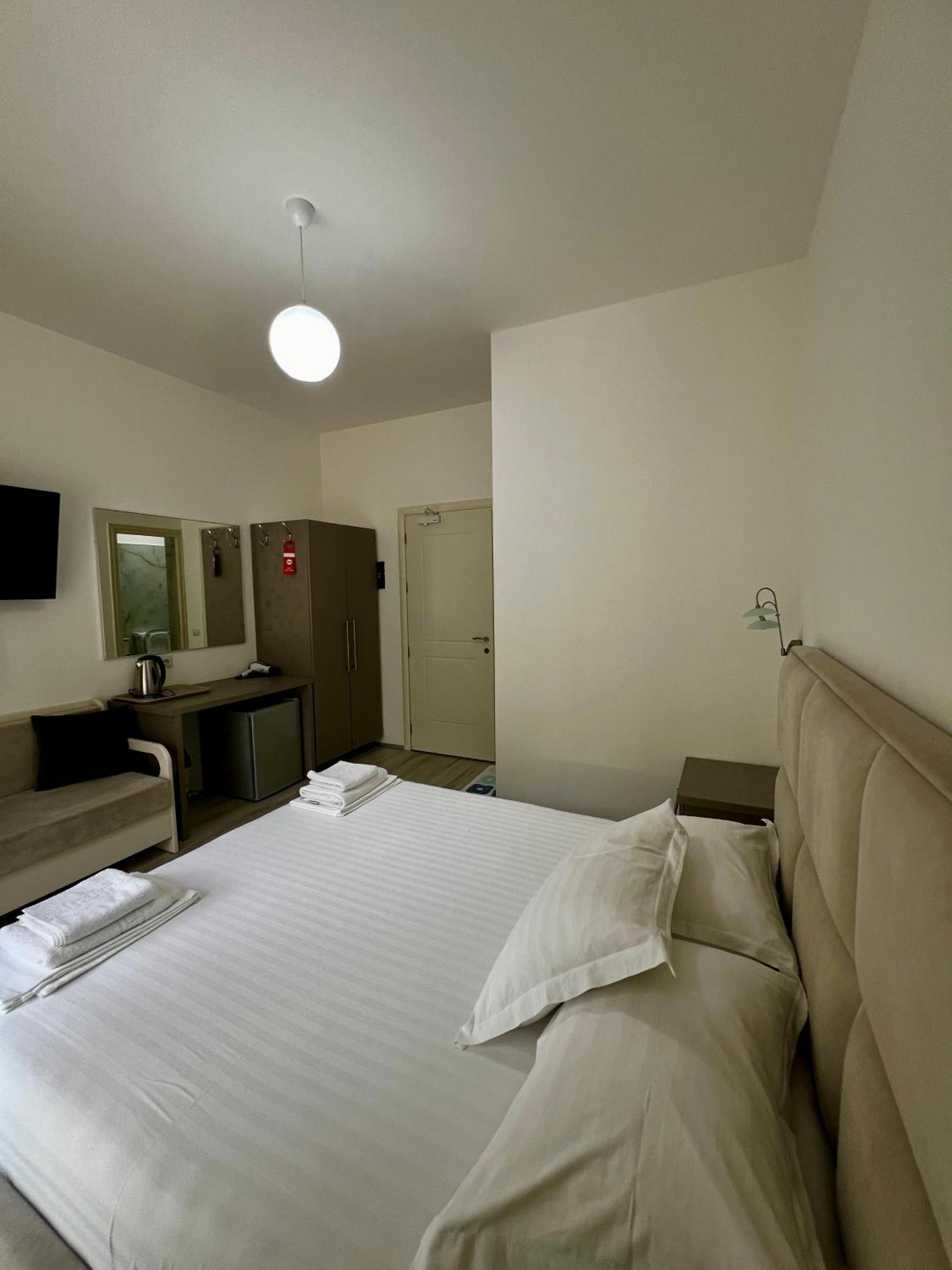 Hotel Le Monde 2 à Borsh Extérieur photo