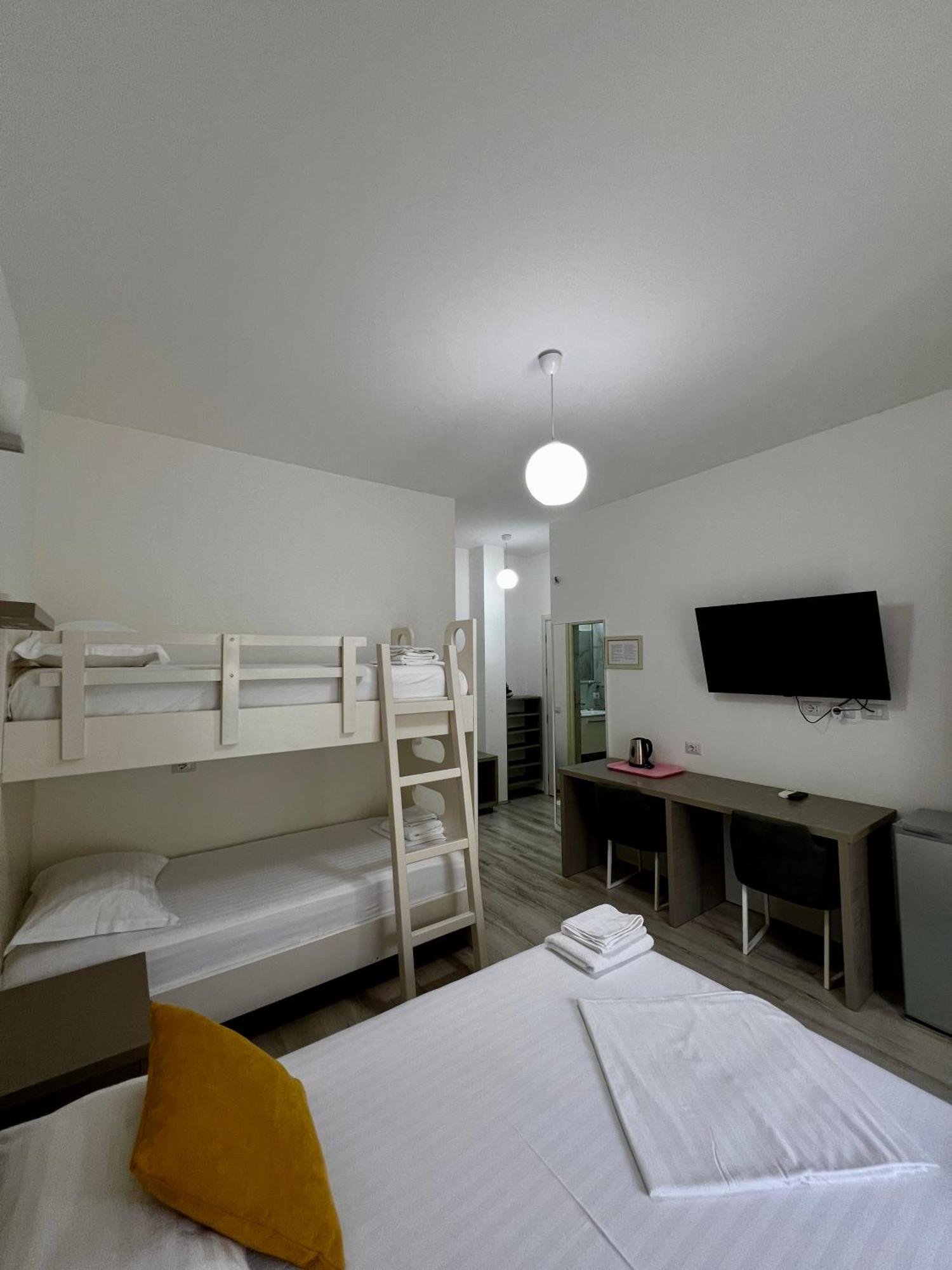 Hotel Le Monde 2 à Borsh Extérieur photo