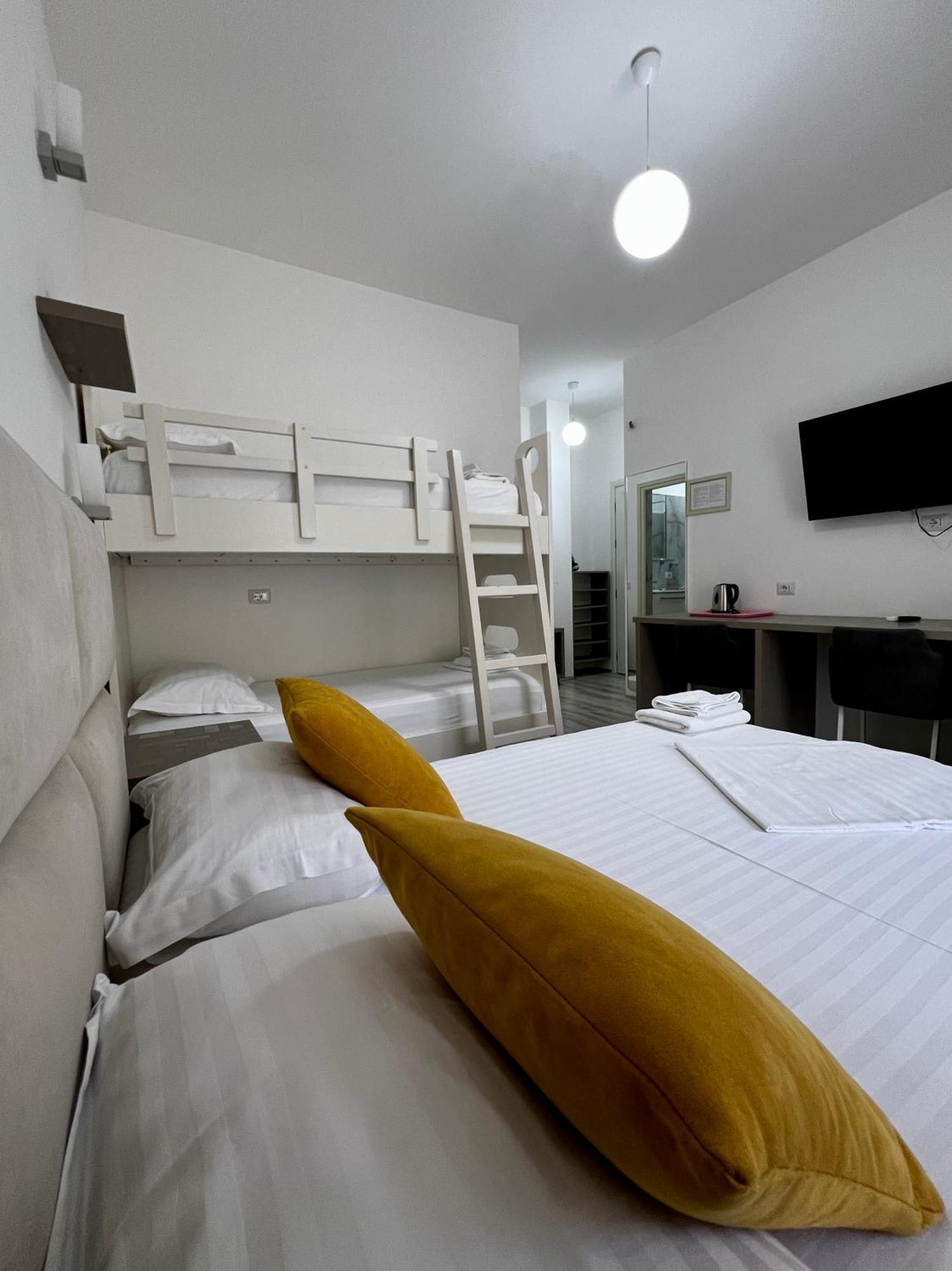 Hotel Le Monde 2 à Borsh Extérieur photo