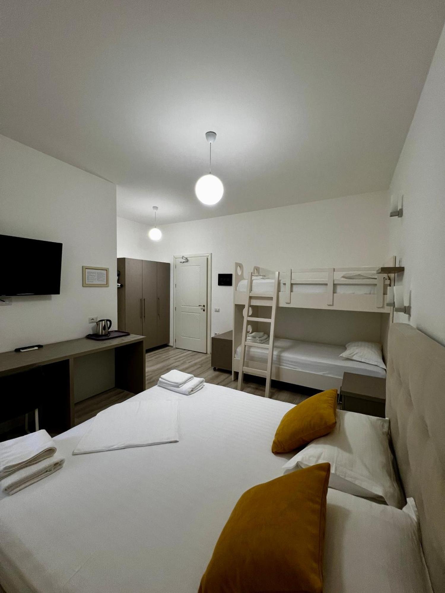 Hotel Le Monde 2 à Borsh Extérieur photo